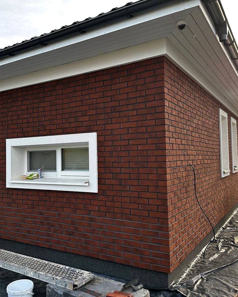 Raudono klinkerio kampas