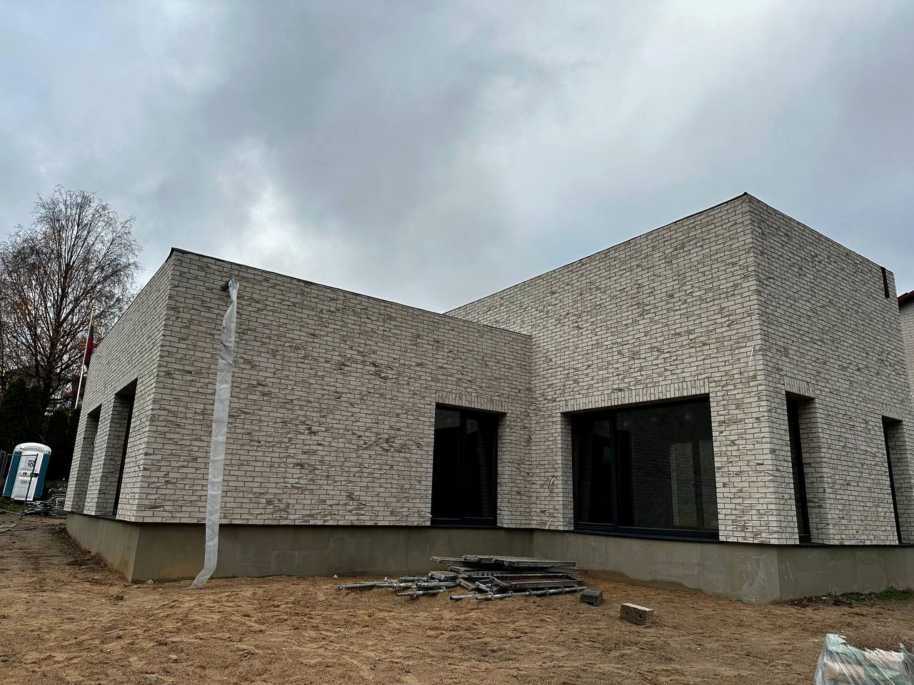 Šviesus lankstaus klinkerio fasadas